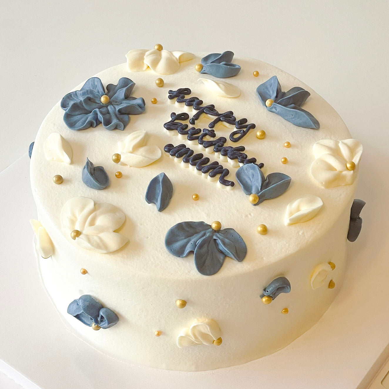 krémový květinový dort