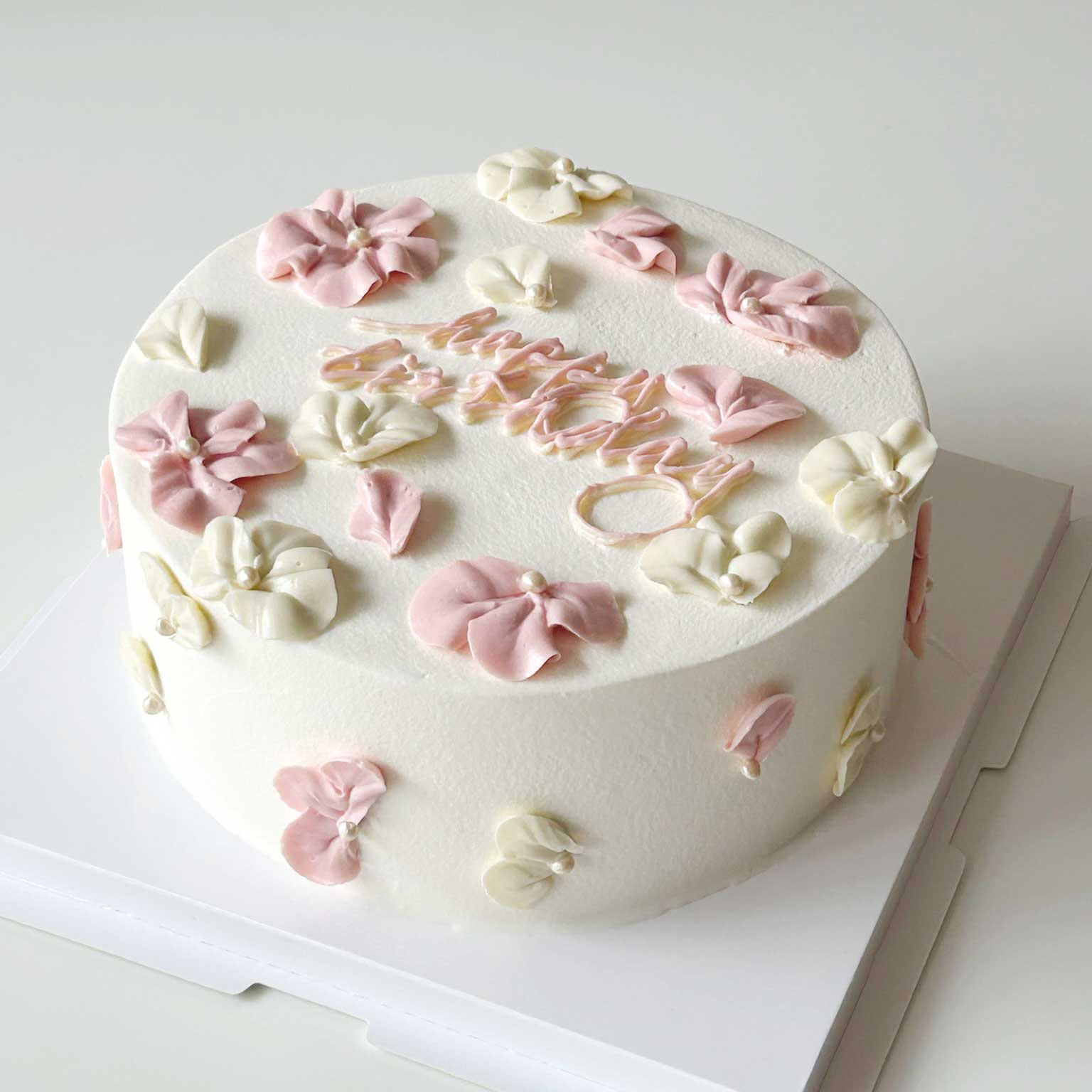 krémový květinový dort